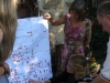 Sofia pokzauje mapę chorób mieszkanców jej miasteczka... 80% mieszkańców cierpi; Zdjęcia: Julian Rose